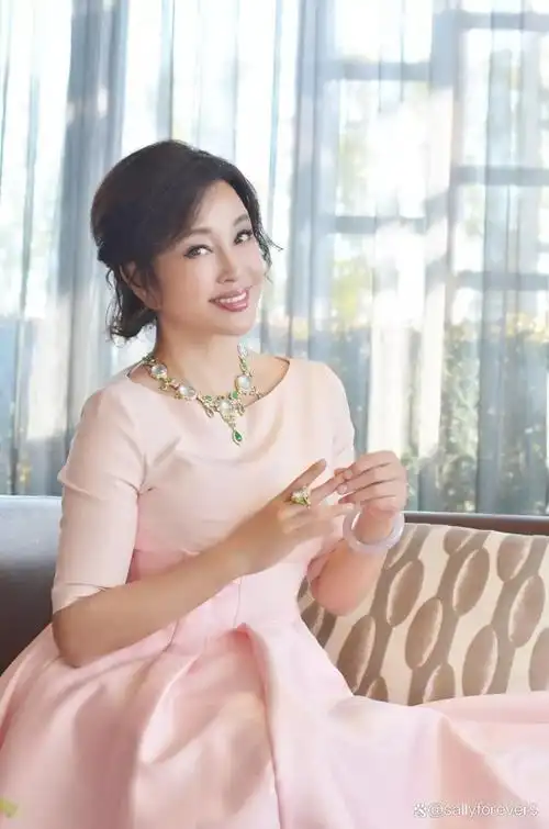 从巅峰到低谷刘晓庆的起伏人生