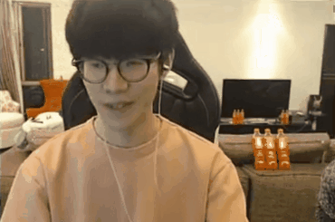 theshy笑容收集shy哥斗鱼开启直播全场笑容不断人气爆棚