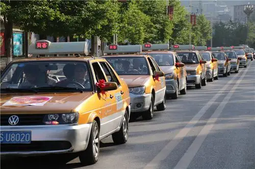 载满考生的出租车据介绍,为确保考生及参与高考工作的教师顺利抵达