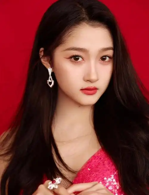 关晓彤玫红长裙造型大片(关晓彤黑色礼服长裙)-图6