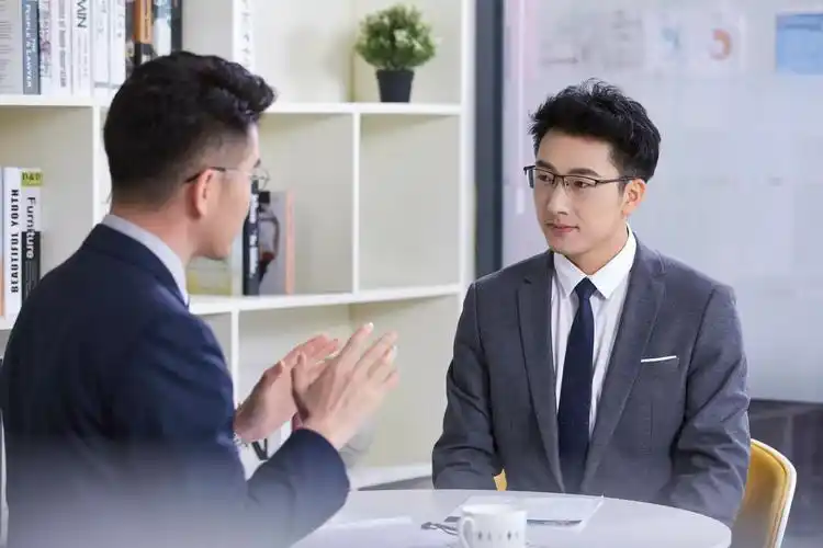 和别人交谈时眼神交流四原则