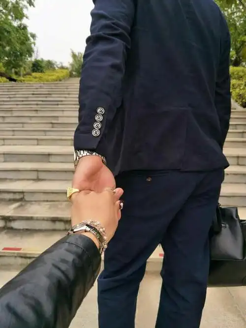 十指紧扣,稳稳的幸福