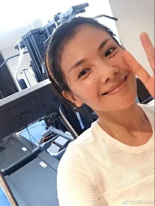 刘涛曾因体重飙升至120斤上热搜,但这身材真的是42岁的?