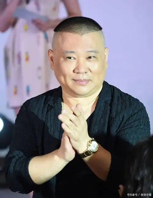 郭德纲第三次来北京,因师出无门处处受排挤,为挣5000块钱大庭广众下上