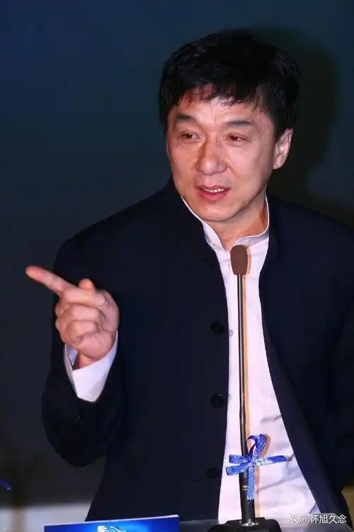 成龙花白头发亮相活动现场,引人关注