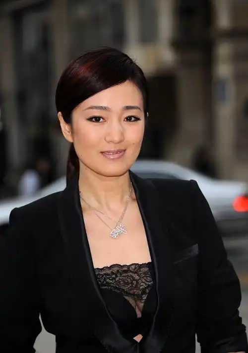 p>巩俐(gong li),1965年12月31日出生于中国辽宁省沈阳市,祖籍山东省