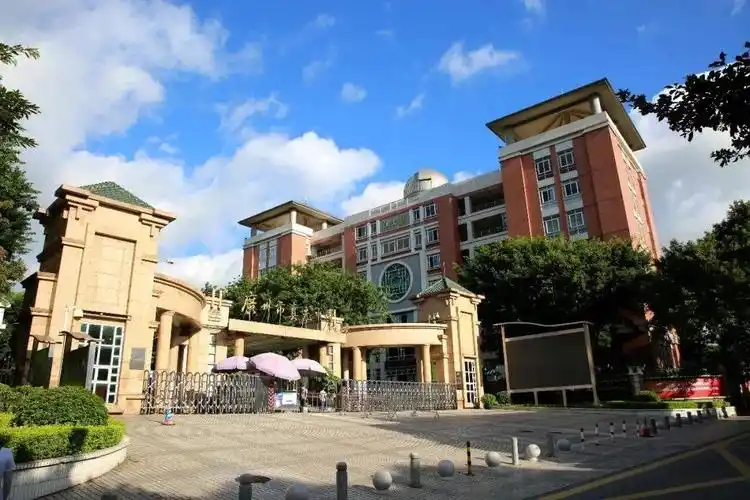 广州地铁大多数的同学都会在真光中学(福盛花园)站下车返校甚至还会