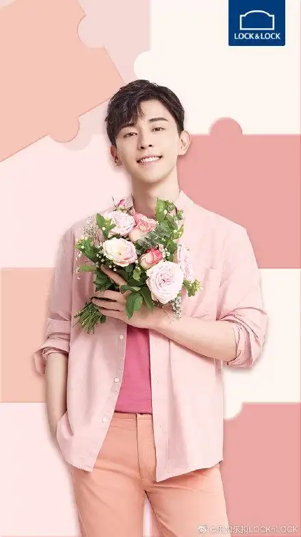 邓伦品牌新图公开 粉衣伦伦手捧鲜花英俊十足