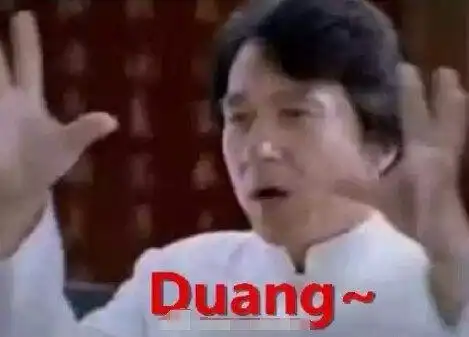 几万人看完恶搞视频,看完各路大v的起哄,跑到成龙的微博去"duang""