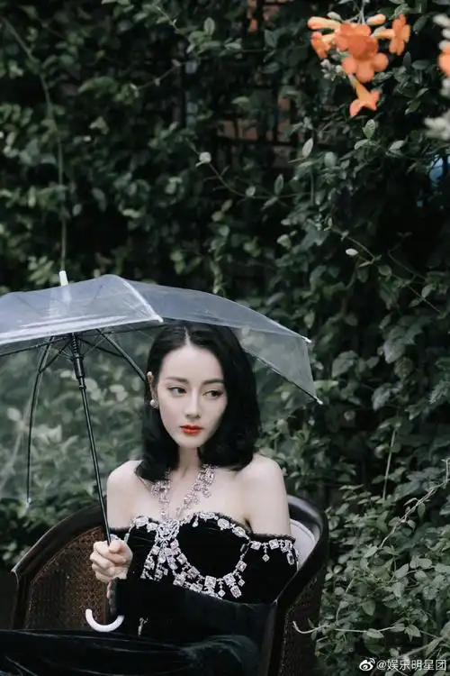 迪丽热巴黑丝绒公主裙