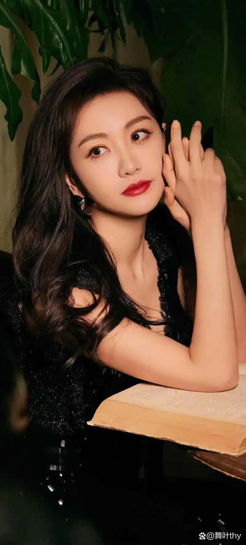 杨蓉美照大放送:优雅知性,眼如星辰,笑如春风 杨蓉的多张美照,将她