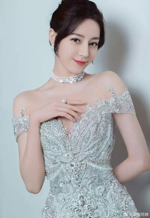 #迪丽热巴的肩线#