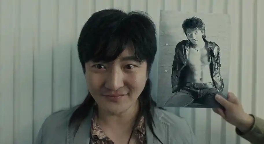 的时候,有人按照男模的照片招人,那张照片显然是郭京飞年轻时的照片啊