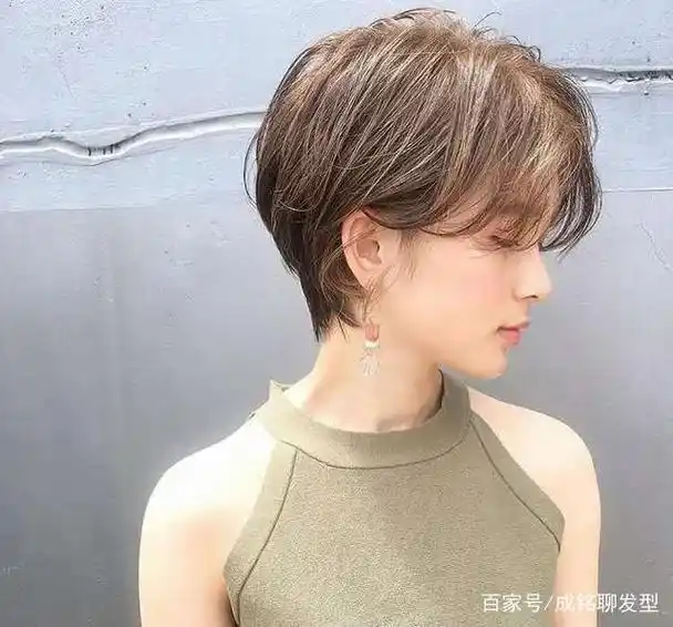 女士短发纹理烫图片