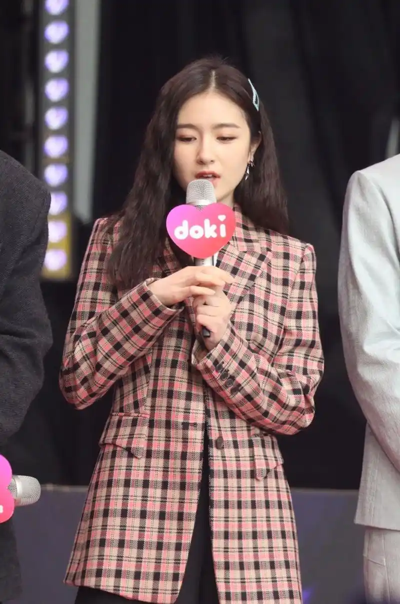 小迪的少女感十足,甜美微笑好温柔,清新自然的气质太鲨人了吧,啊啊啊