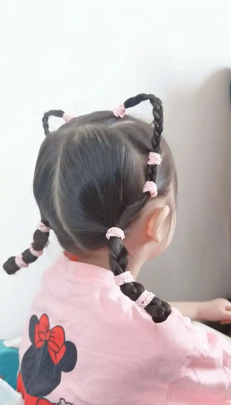 可爱的猫耳朵发型.