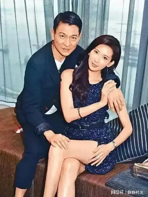 刘德华和林志玲罕见合照林志玲穿开叉裙性感妩媚深情凝望