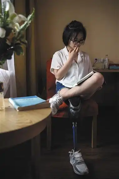 穿短裙露假肢女孩:我不希望成为"励志偶像"