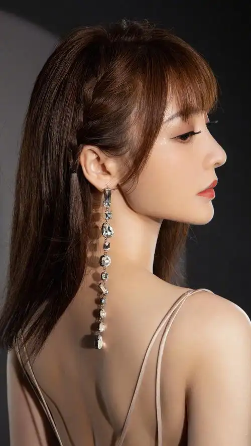 柳岩深v露背裙性感高清手机壁纸_明星_手机壁纸下载_美桌网