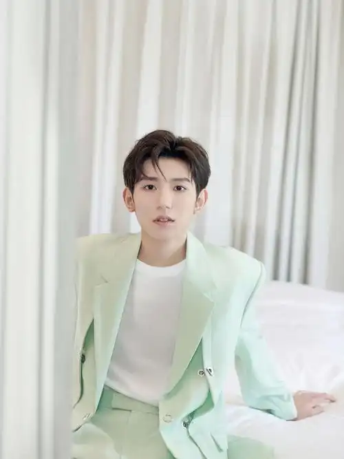 王源今日份活动造型图