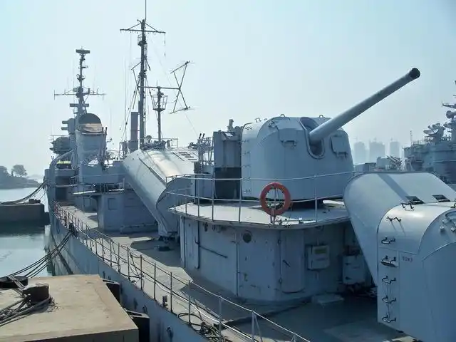 海军博物馆位于青岛市市南区莱阳路8号,和青岛地标性旅游景点——栈桥