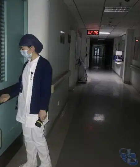 夜幕下,夜班护士坚守查房夜间巡视病房,确保患者护理安全,"不忘初心