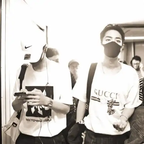 王一博肖战 博君一肖双人机场 图片来自微博 见水印 侵删!