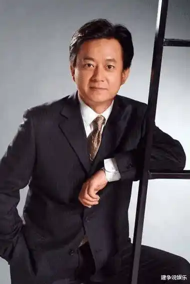 原创还记得央视主持人朱军吗因犯错误离开央视现生活让人嘘唏