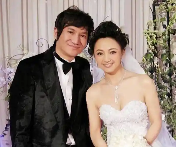 罗海琼:37岁嫁入豪门,42岁高龄生二胎,如今两个女儿成她骄傲_舞蹈