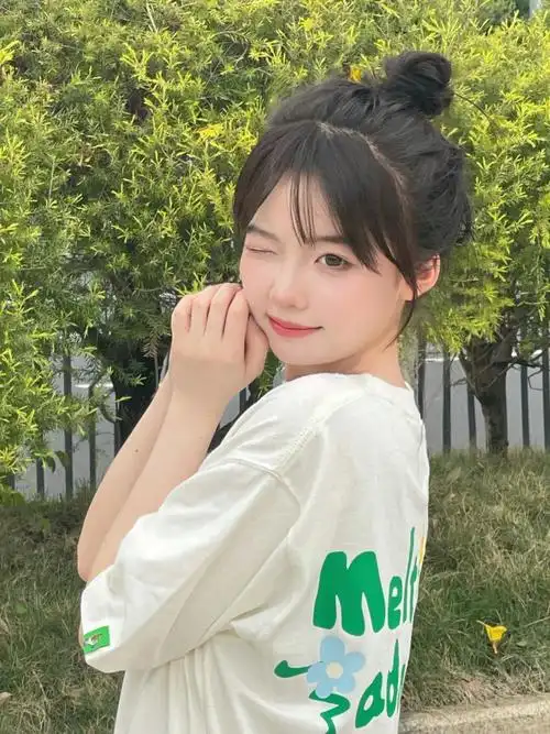 圆圆脸配丸子头