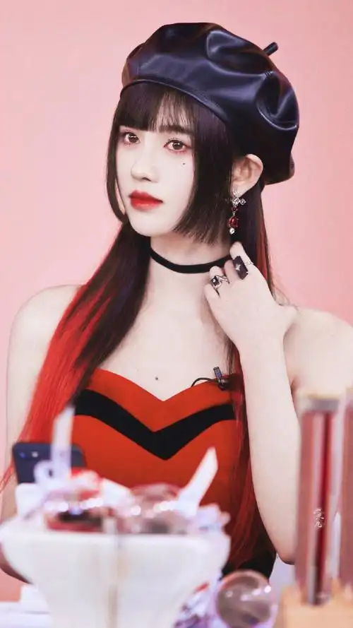 鞠婧祎红色挑染造型