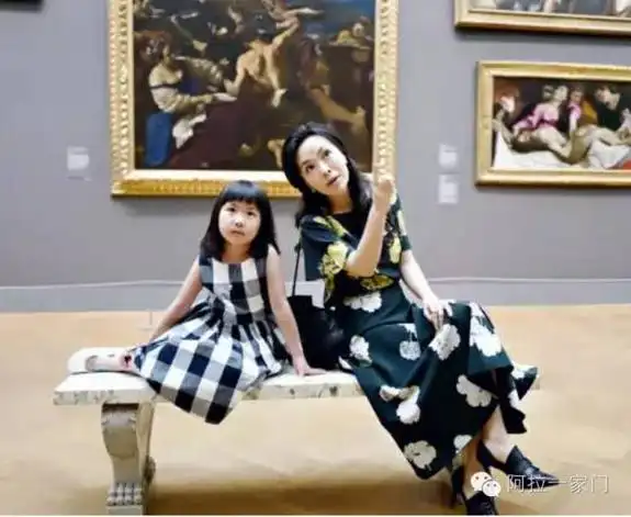 的老公是做演出行业的,2012年9月5日小荷产下了"小南瓜"贝倩妮贝倩