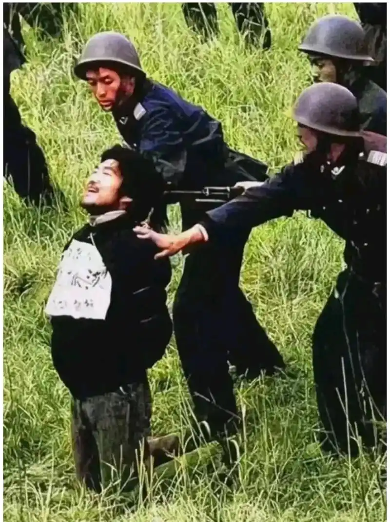 1990年,西安草滩,魏振海被执行死刑的现场,照片中的他跪在地上,身后几