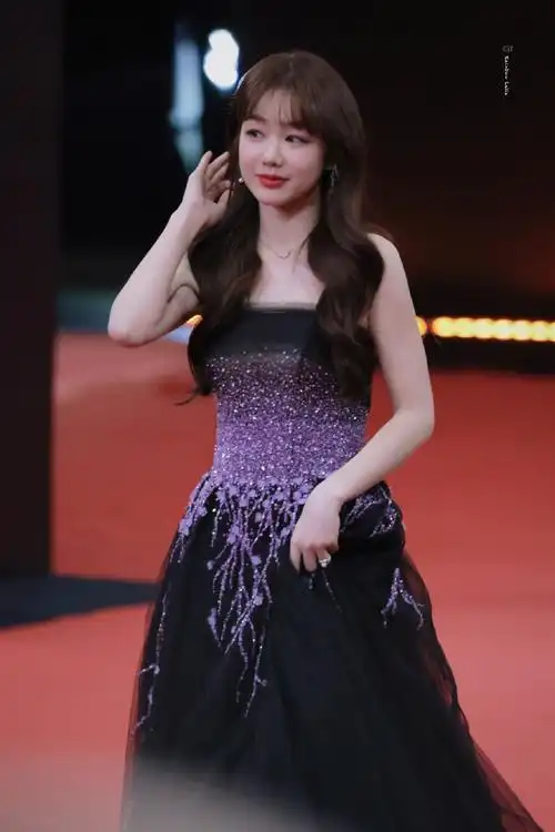 徐梦洁星河冰凌裙##徐梦洁冬日暗夜星河妆