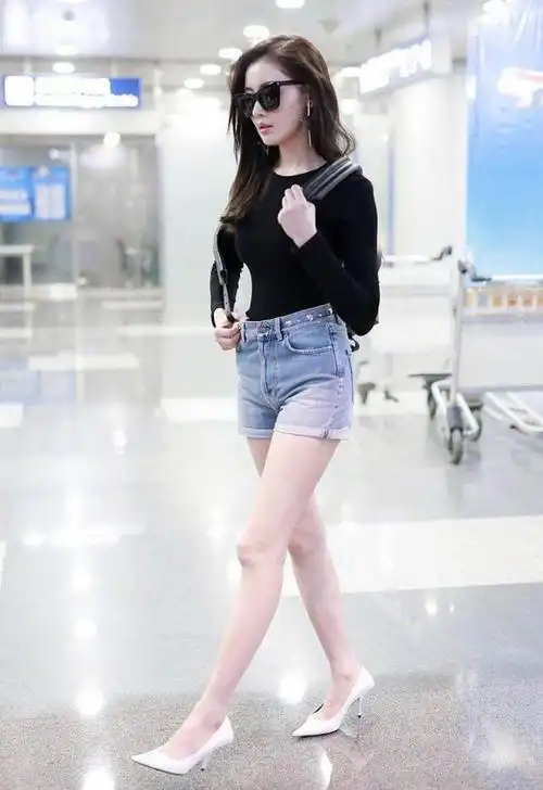 张天爱真会打扮穿二分裤还配高跟鞋显得腰又细腿又长