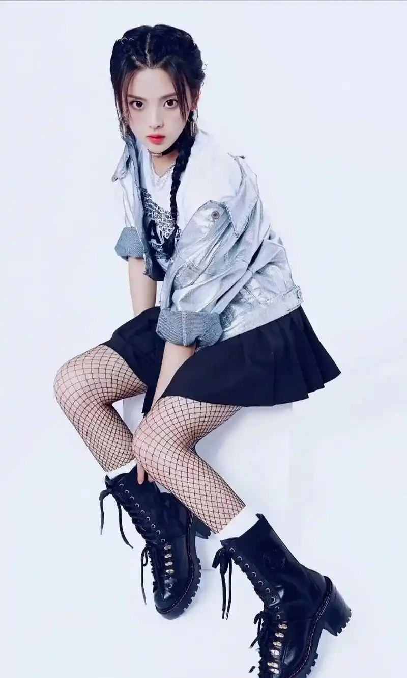 杨超越性感丝袜美腿集!黑丝渔网篇!每日更新不易,且看且珍惜! - 抖音