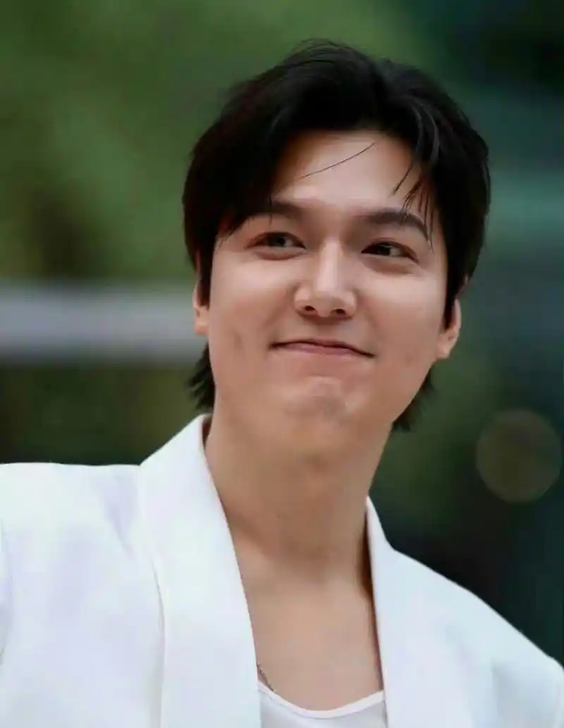 李敏镐咋胖成这样了,韩国空气里面有酵母吗?一个个像发面馒头.