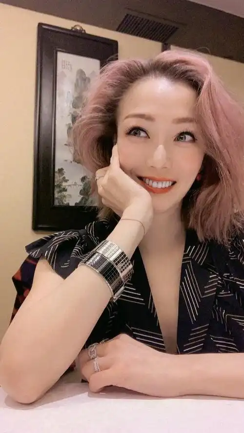 郑秀文晒甜美托腮自拍 粉嫩发色妆容精致心情好