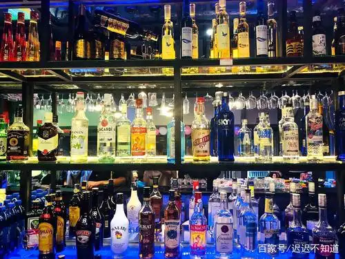 路过的酒吧,吧台上成列着各色各类的酒类,瓶瓶罐罐的碰撞,调酒师在