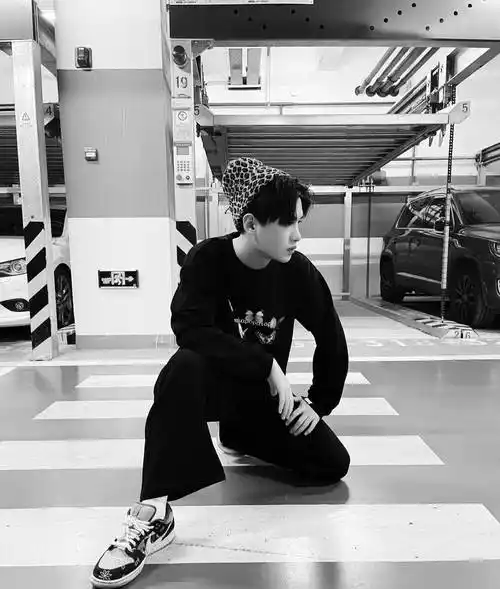 原创黄明昊地下车库帅照蔡徐坤氛围感大片出炉你有被谁帅到