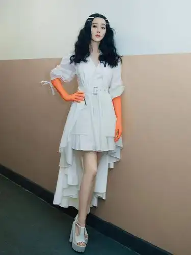 范冰冰复出录制新节目姿态放低如同新人亲自动手修饰妆容