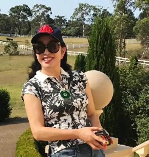 刘晓庆素颜为老公下厨,不戴假发终于不扮嫩,比普通奶奶还要老!