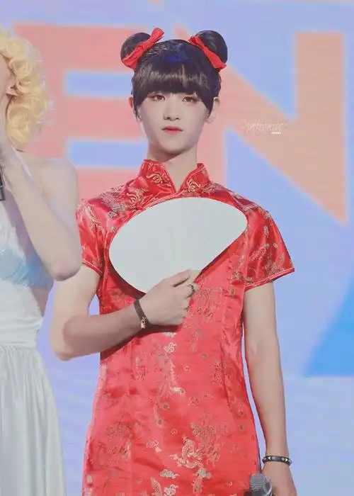 回眸一笑的表情绝了|旗袍|造型|黄明昊_新浪新闻