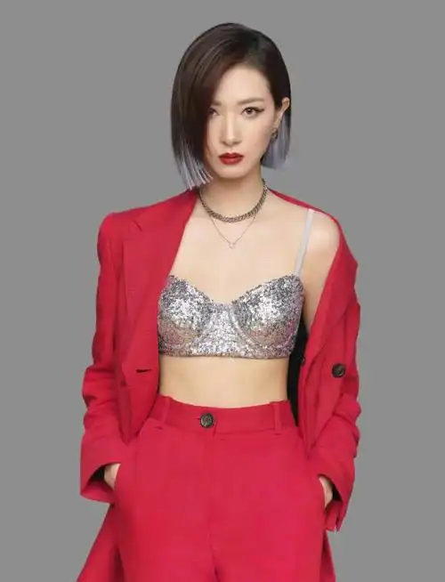 万茜穿复古红袍机场亮相,离开十级美颜滤镜,腿怕是姐姐里最细的