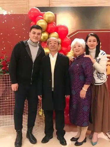 秦海璐,王新军和秦海璐的父母.   两个人在事业上也有合作.