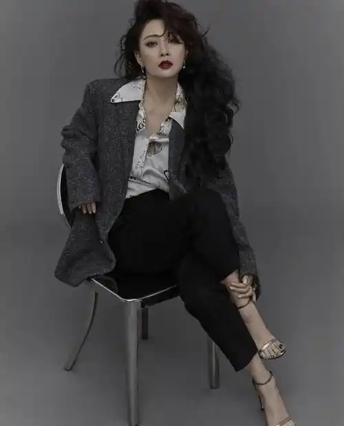 殷桃的身材也太美了吧,穿吊带在海边拍照,哪像40多岁的人啊_女性_西装