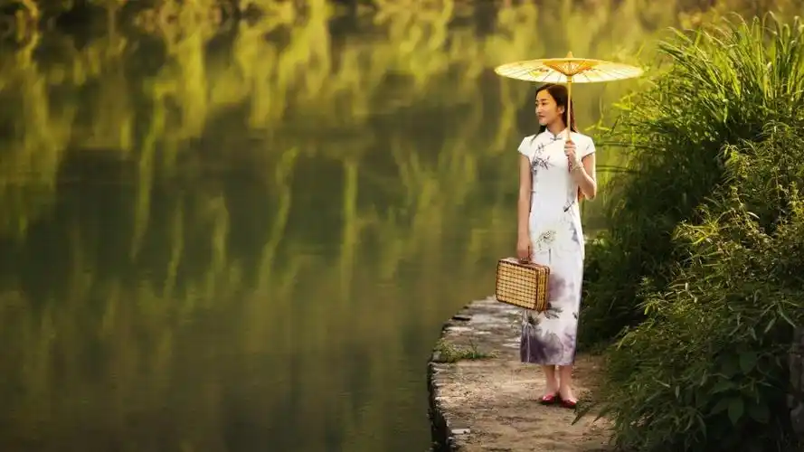 一瞥江南烟雨蒙蒙的目光,汇聚在丽人婀娜多姿的背影和一把花纸伞的