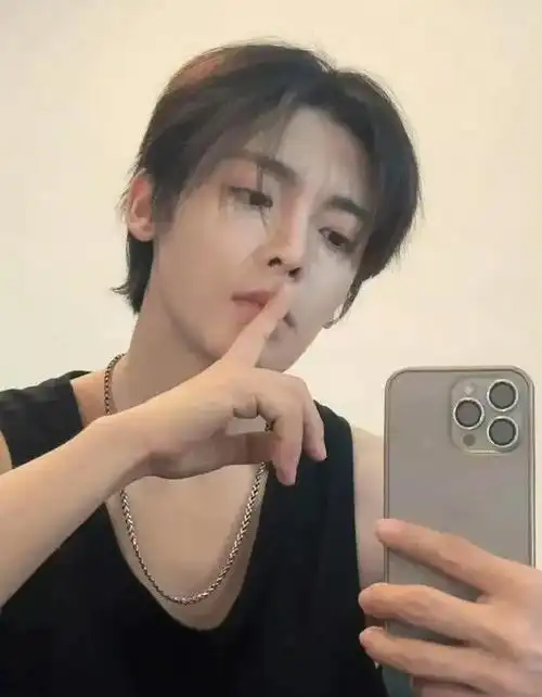 帅气演员侯明昊今日最新自拍照出炉啦太帅了