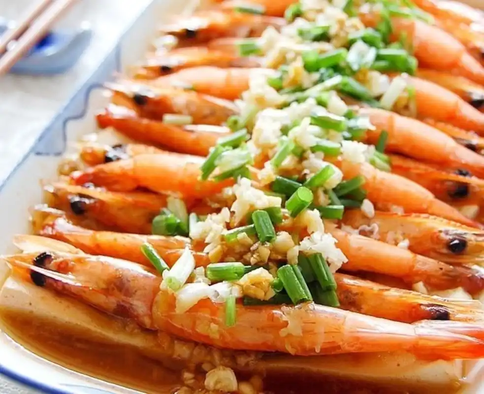 【蒜蓉蒸大虾】1.虾去须去足,剪开背部,用料酒,盐稍微腌一会儿.2.