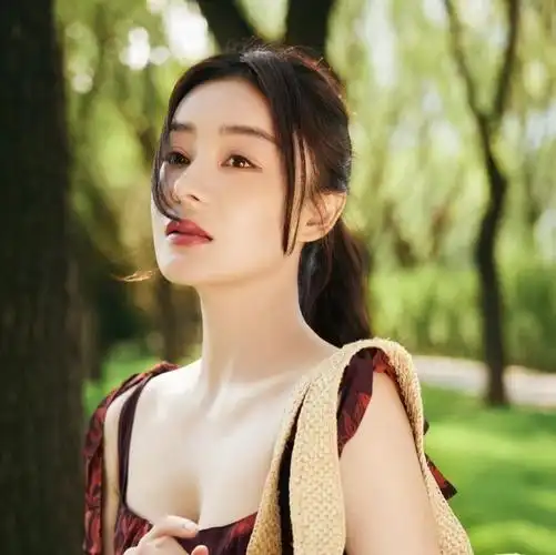 瞳孔地震!袁姗姗戴绿帽子直播,很符合《妻子的新世界》剧里人设